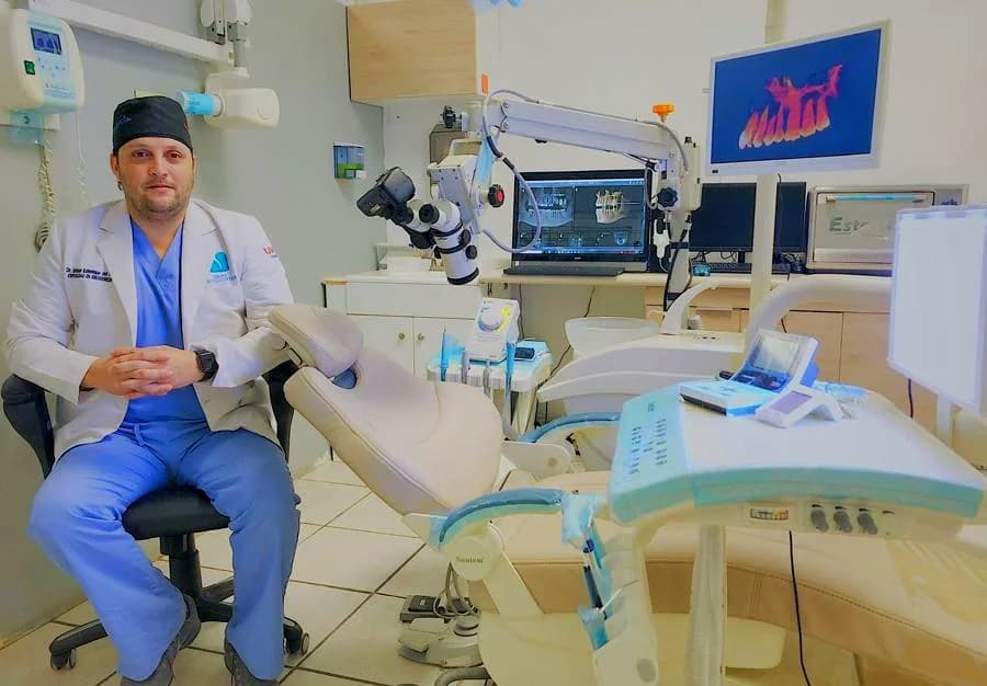 Fotografía de atención con microscopio y clínica de Endodoncia, extraída del folleto COES 2026