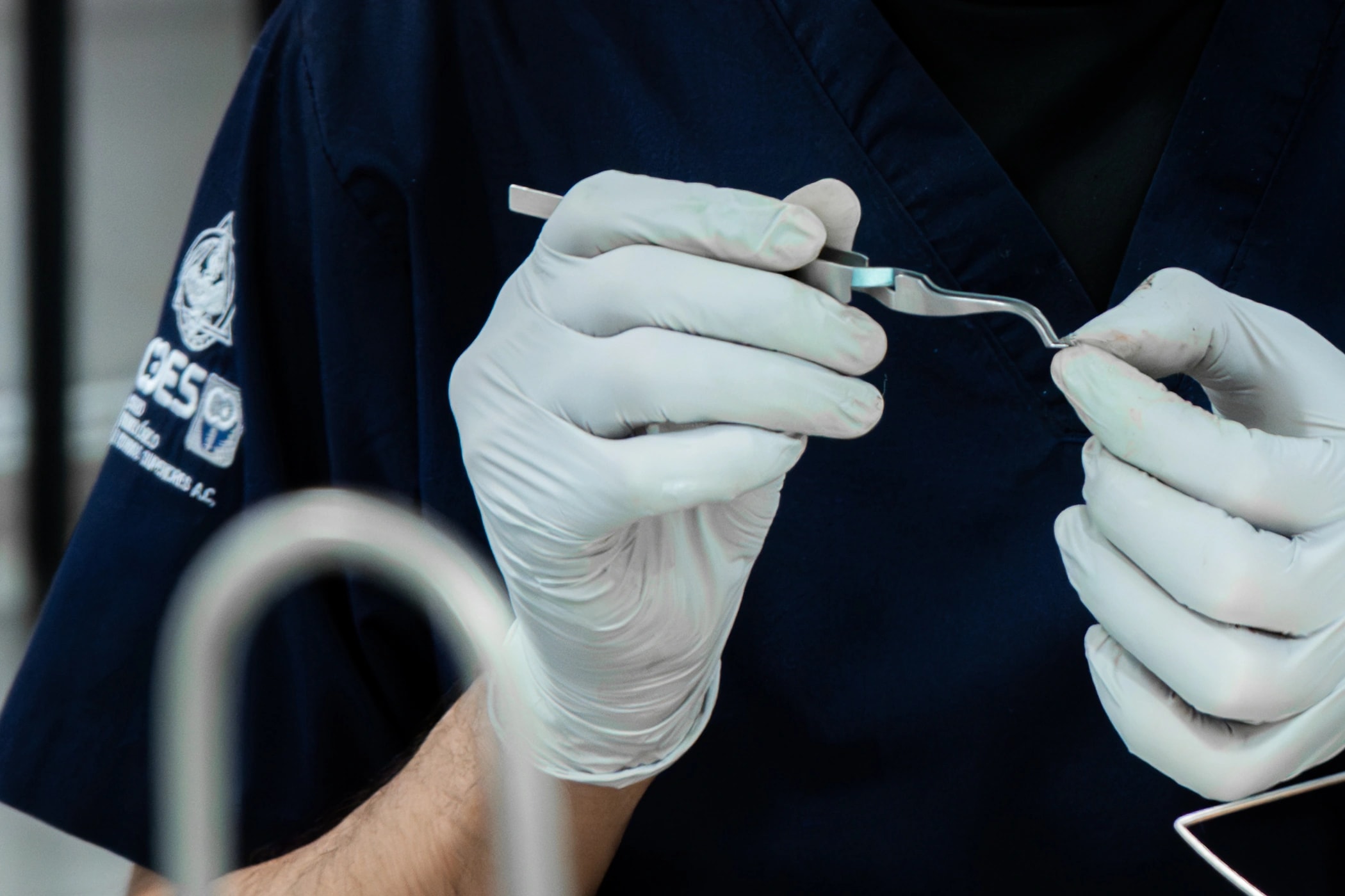 Detalle de manos e instrumental en práctica clínica de Ortodoncia de COES